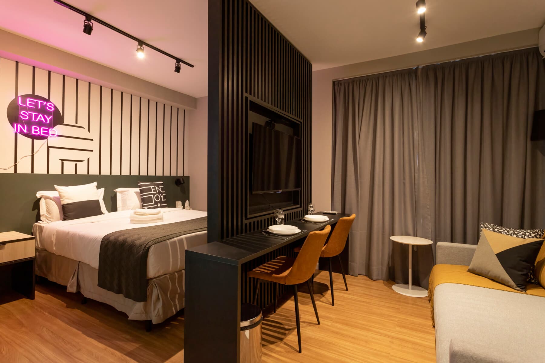 Studio Superior Casal com Sofá Cama - Smart Charlie Consolação