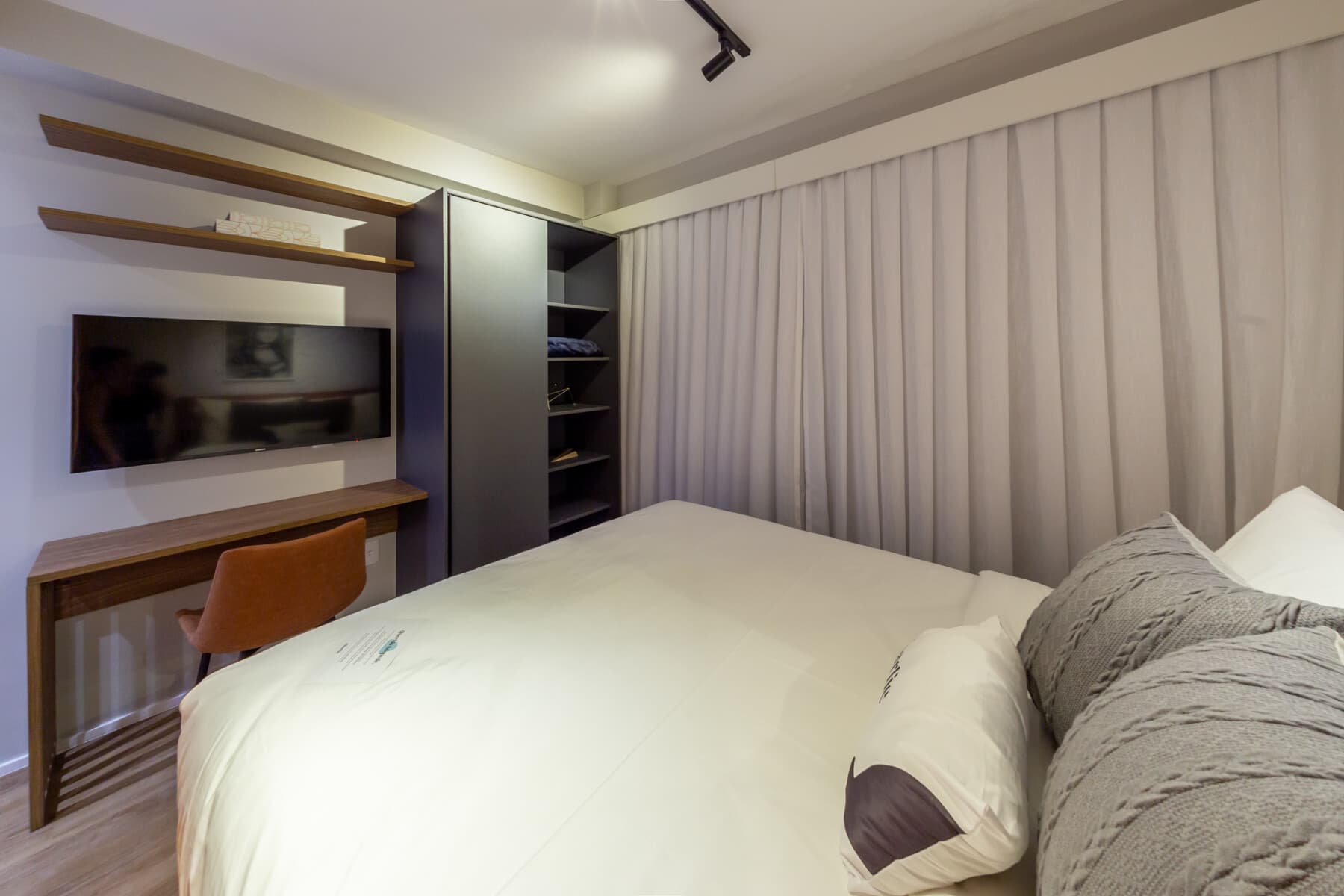 Apto 1 Dorm Casal com Sofá Cama - Charlie For You Moema