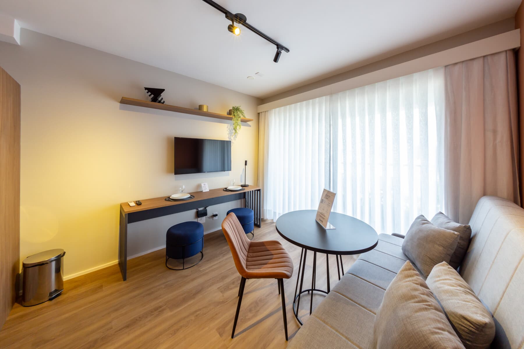 Apto 1 Dorm Casal com Sofá Cama - Charlie For You Moema