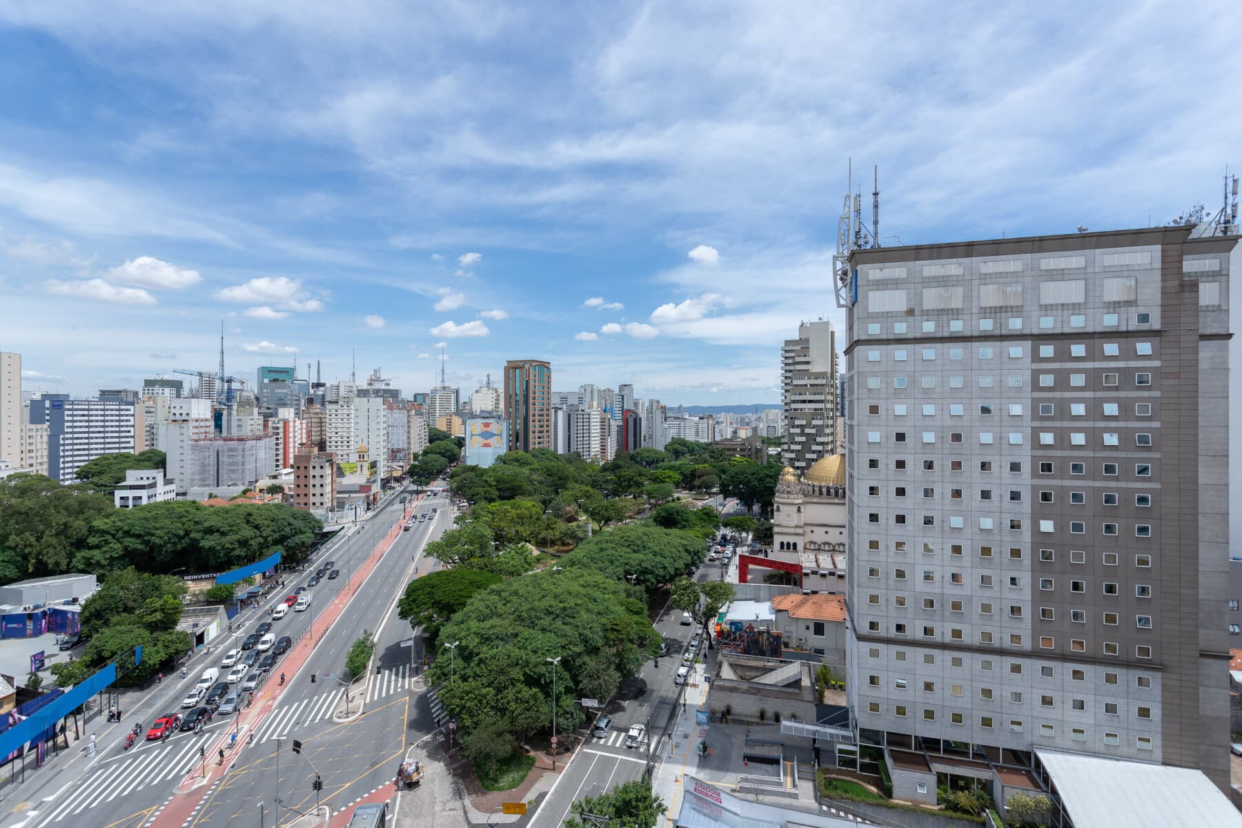 Suíte de 2 Quartos (Casal e 2 Camas Solteiro) - Paulista Suítes by Charlie